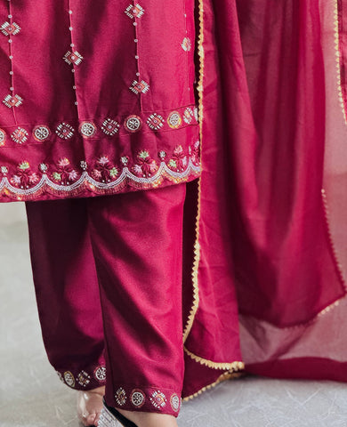 Designer Embroidered Georgette Kurti Set with Matching Pants & Lace Dupatta – Maroon